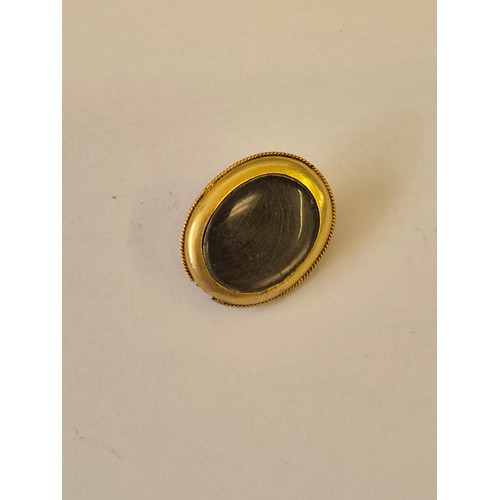 47 - A MOURNING PENDANT IN 14CT GOLD WITH RED STONE AND HAIR IN THE BACK WIEGHT 3.81GR TESTED ONLY NEEDS ... 