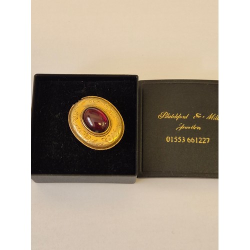 47 - A MOURNING PENDANT IN 14CT GOLD WITH RED STONE AND HAIR IN THE BACK WIEGHT 3.81GR TESTED ONLY NEEDS ... 