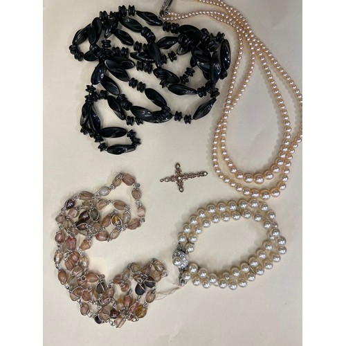 42 - GOOD QUALITY VINTAGE COSTUME JEWELLERY TO INCLUDE GILT & DIAMANTE CROSS PENDANT, SIMULATED PEARL NEC... 