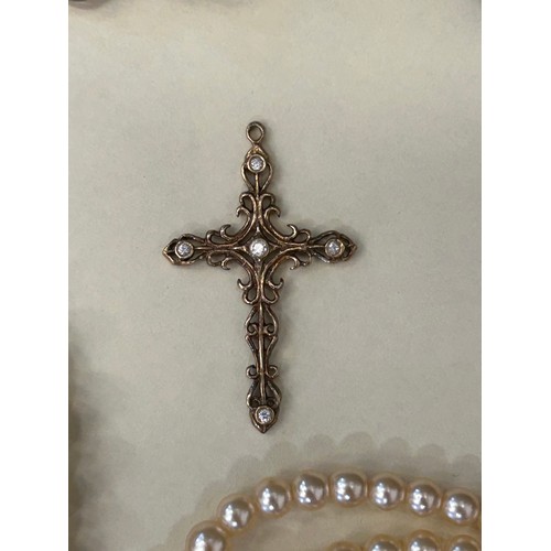 42 - GOOD QUALITY VINTAGE COSTUME JEWELLERY TO INCLUDE GILT & DIAMANTE CROSS PENDANT, SIMULATED PEARL NEC... 