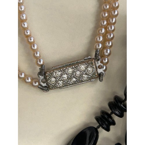 42 - GOOD QUALITY VINTAGE COSTUME JEWELLERY TO INCLUDE GILT & DIAMANTE CROSS PENDANT, SIMULATED PEARL NEC... 