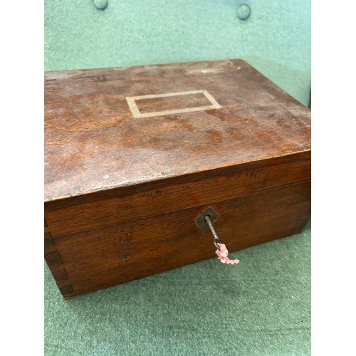 7 - A VICTORIAN MAHOGANY JEWELLERY OR SEWING BOX WITH INNER TRAY AND PINCUSHION PANEL TO INNER LID