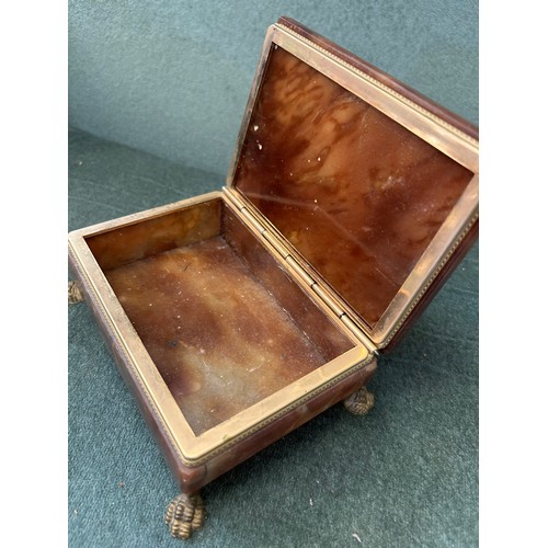 12 - VINTAGE ITALIAN ONYX JEWELLERY TRINKET BOX ON BRASS LION PAW FEET