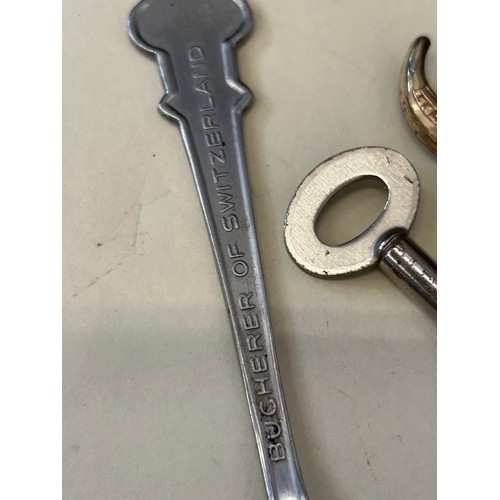 30 - INTERESTING VINTAGE LOT TO INCLUDE A ROLEX SOUVENIR SPOON  - LUCERNE BUCHERER OF SWITZERLAND, A QUEE... 
