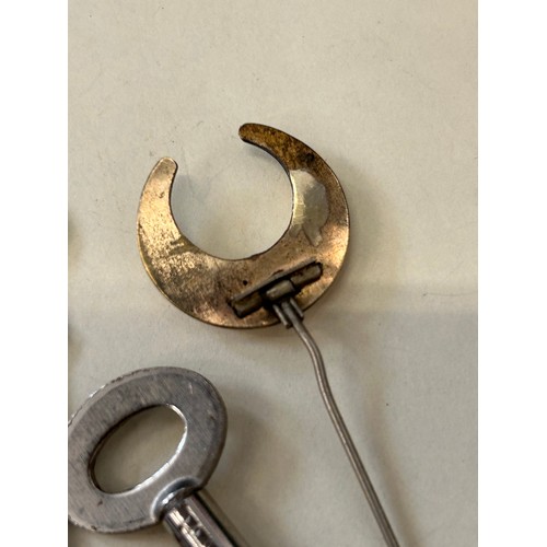 30 - INTERESTING VINTAGE LOT TO INCLUDE A ROLEX SOUVENIR SPOON  - LUCERNE BUCHERER OF SWITZERLAND, A QUEE... 