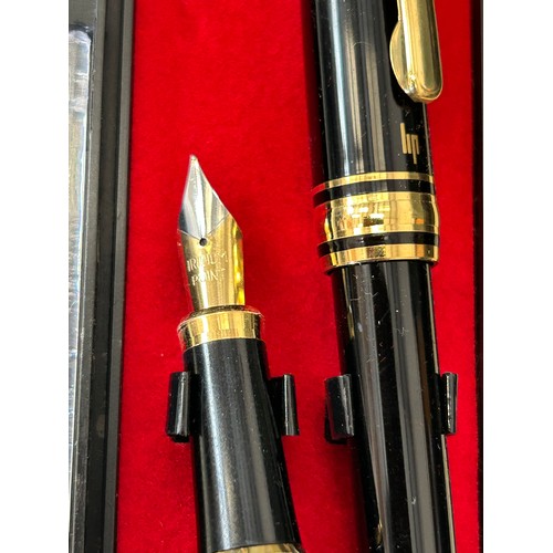 33 - A SMART FOUNTAIN PEN AND BALLPOINT SET IN BLACK AND GOLD BY HP ECRITURE WITH CASE