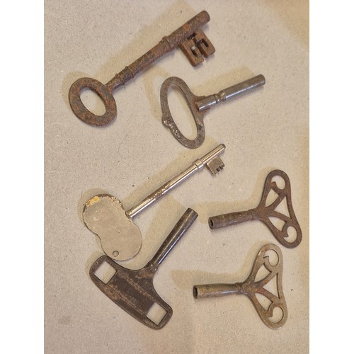 45 - SELECTION OF ANTIQUE AND VINTAGE KEYS TO INCLUDE 4 CLOCK KEYS