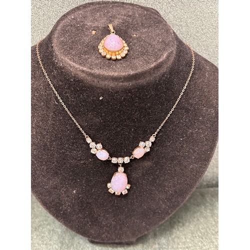 34 - A VERY ELEGANT VINTAGE 1950'S NECKLACE WITH SIMULATED “DRAGON’S BREATH” OPALS AND DIAMANTE TOGETHER ... 