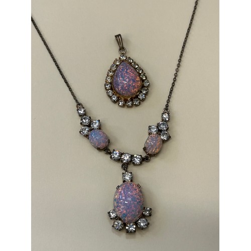 34 - A VERY ELEGANT VINTAGE 1950'S NECKLACE WITH SIMULATED “DRAGON’S BREATH” OPALS AND DIAMANTE TOGETHER ... 