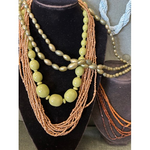 40 - 5 STYLISH MID 20TH CENTURY COSTUME JEWELLERY NECKLACES INCLUDING GRADUATED OLIVE GREEN BEAD NECKLACE... 