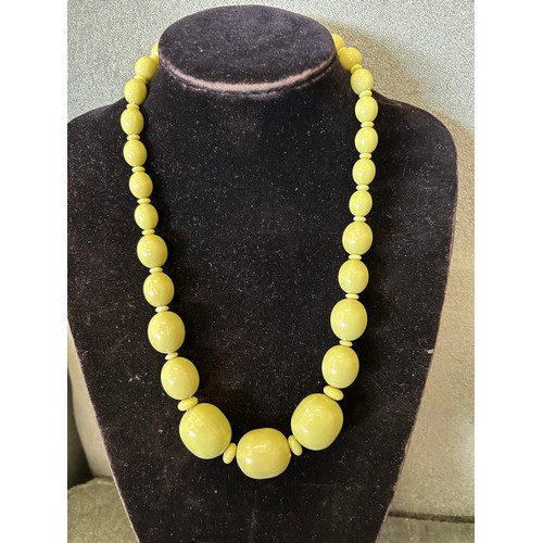 40 - 5 STYLISH MID 20TH CENTURY COSTUME JEWELLERY NECKLACES INCLUDING GRADUATED OLIVE GREEN BEAD NECKLACE... 