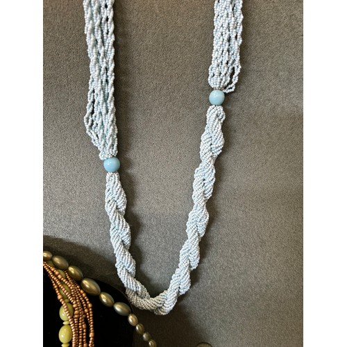 40 - 5 STYLISH MID 20TH CENTURY COSTUME JEWELLERY NECKLACES INCLUDING GRADUATED OLIVE GREEN BEAD NECKLACE... 