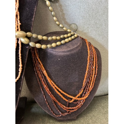 40 - 5 STYLISH MID 20TH CENTURY COSTUME JEWELLERY NECKLACES INCLUDING GRADUATED OLIVE GREEN BEAD NECKLACE... 