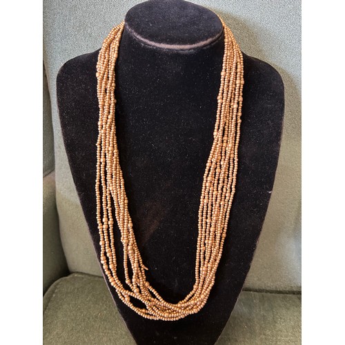 40 - 5 STYLISH MID 20TH CENTURY COSTUME JEWELLERY NECKLACES INCLUDING GRADUATED OLIVE GREEN BEAD NECKLACE... 
