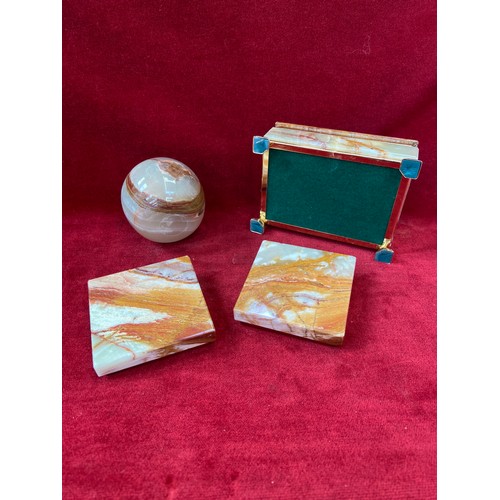 45 - Good quality boxed vintage 'Tiger Onix’ smokers set, including table lighter, cigarette box and two ... 