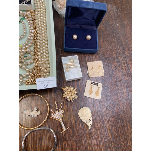 56 - Tray of vintage costume jewellery and dressing table bits and pieces, including imitation pearls, br... 