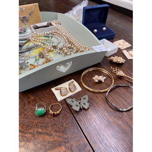 56 - Tray of vintage costume jewellery and dressing table bits and pieces, including imitation pearls, br... 