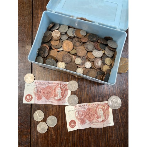 58 - Tub of old coinage, including many Victorian pennies, Shillings etc. Also early 'New' 50p's and 2x T... 