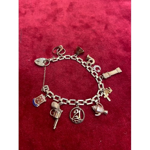 67 - A vintage 9ct gold charm bracelet with square chain links, heart padlock clasp and 10 charms (pistol... 