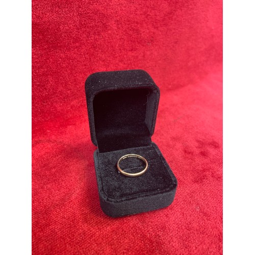 68 - A 9ct gold wedding band - Birm hallmarks 1943, size P - 2 grams