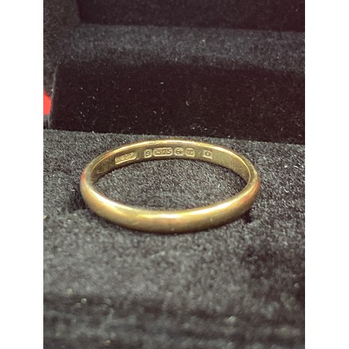 68 - A 9ct gold wedding band - Birm hallmarks 1943, size P - 2 grams