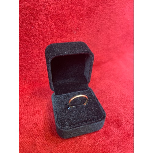 68 - A 9ct gold wedding band - Birm hallmarks 1943, size P - 2 grams