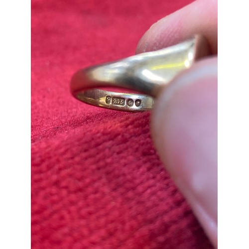 69 - A vintage 9ct gold signet ring set with a diamond - London hallmarks 1964. Size R 6.3 grams