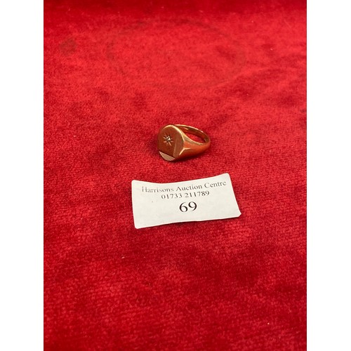 69 - A vintage 9ct gold signet ring set with a diamond - London hallmarks 1964. Size R 6.3 grams