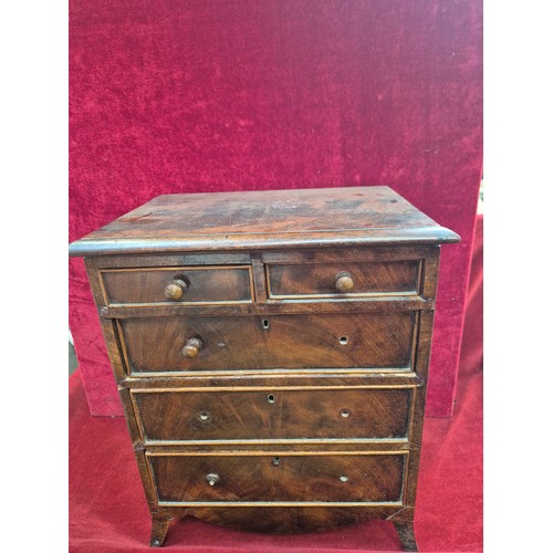 101 - Good quality miniature apprentice piece chest of drawers. Pine & mahogany carcass, with flame mahoga... 