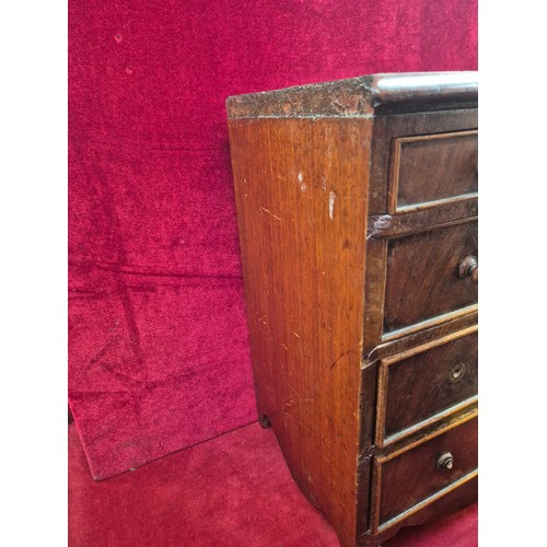 101 - Good quality miniature apprentice piece chest of drawers. Pine & mahogany carcass, with flame mahoga... 