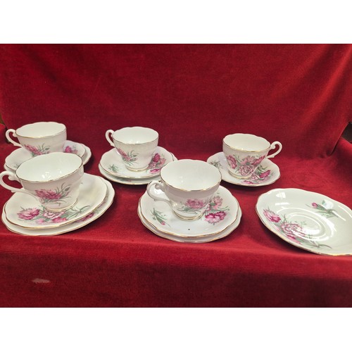 125 - Carnation pattern Royal Standard fine bone china tea set, including 5x tea cups, 6x saucers, 4x side... 
