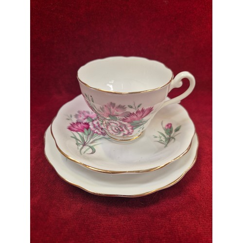 125 - Carnation pattern Royal Standard fine bone china tea set, including 5x tea cups, 6x saucers, 4x side... 