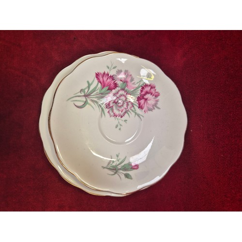 125 - Carnation pattern Royal Standard fine bone china tea set, including 5x tea cups, 6x saucers, 4x side... 