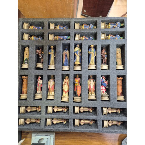 137 - Superb Veronese design chess set of hand painted resin figures. Templar Crusaders vs Saracens. Compl... 