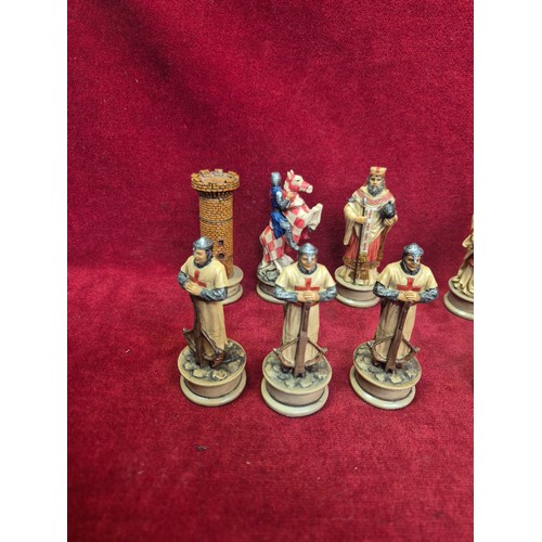 137 - Superb Veronese design chess set of hand painted resin figures. Templar Crusaders vs Saracens. Compl... 