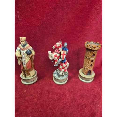 137 - Superb Veronese design chess set of hand painted resin figures. Templar Crusaders vs Saracens. Compl... 