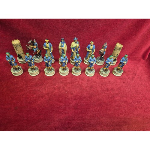 137 - Superb Veronese design chess set of hand painted resin figures. Templar Crusaders vs Saracens. Compl... 