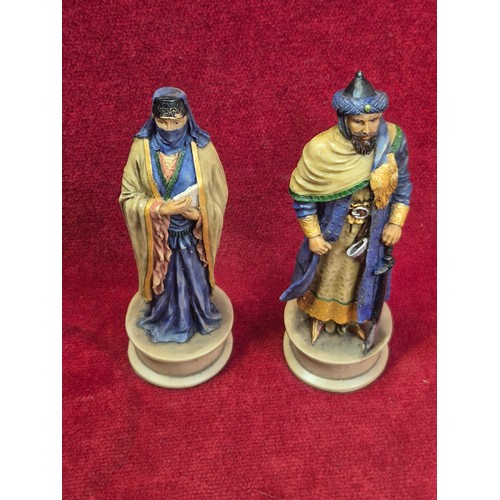 137 - Superb Veronese design chess set of hand painted resin figures. Templar Crusaders vs Saracens. Compl... 