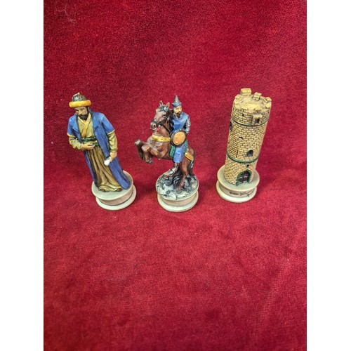 137 - Superb Veronese design chess set of hand painted resin figures. Templar Crusaders vs Saracens. Compl... 