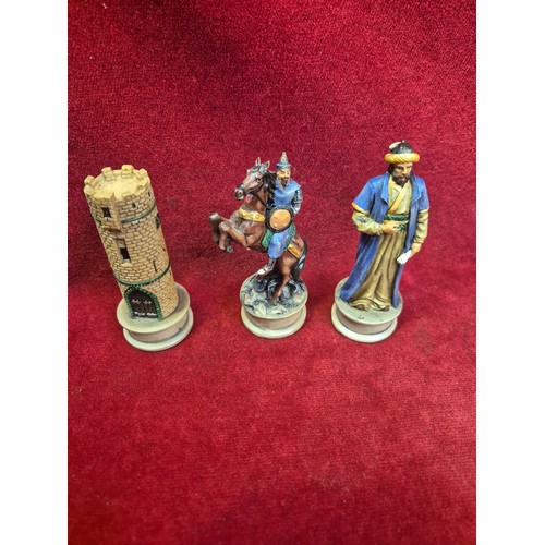 137 - Superb Veronese design chess set of hand painted resin figures. Templar Crusaders vs Saracens. Compl... 