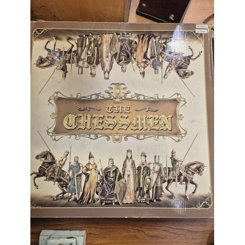 137 - Superb Veronese design chess set of hand painted resin figures. Templar Crusaders vs Saracens. Compl... 