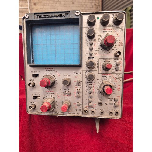 143 - Telequipment oscilloscope D67 - a dual-channel 25 MHz scope with a dual timebase. Made by Tektronix ... 