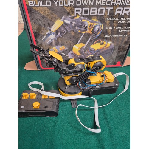 193 - Build Your Own Mechanical Robot Arm by Thumbs Up toys with box and softback book “Build your own Hum... 