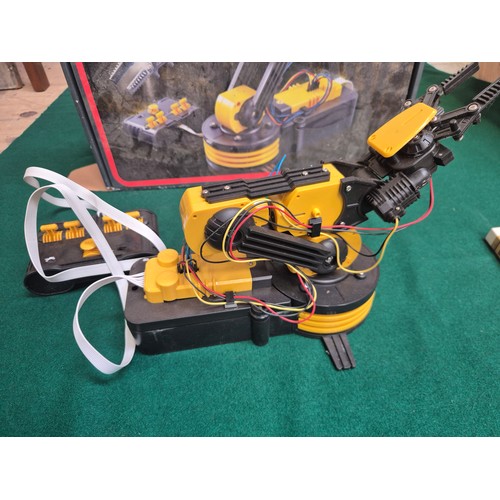 193 - Build Your Own Mechanical Robot Arm by Thumbs Up toys with box and softback book “Build your own Hum... 
