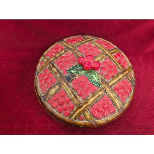 129 - Vintage Euro Ceramica (Portugal) Cherry Pie dish with lid. An attractive large ceramic pie saver dis... 