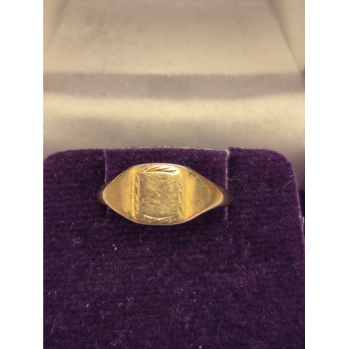 72 - A vintage petite 9ct gold signet ring, size G. 0.8 grams