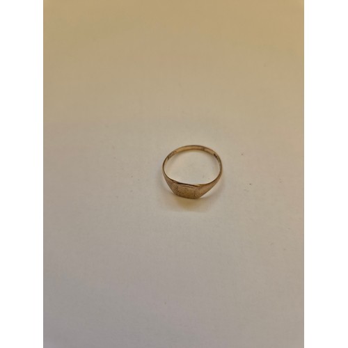 72 - A vintage petite 9ct gold signet ring, size G. 0.8 grams