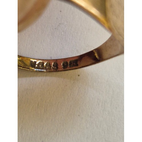 72 - A vintage petite 9ct gold signet ring, size G. 0.8 grams