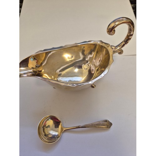 78 - English Sterling silver sauce or gravy boat Birm 1968 and a sterling silver ladle Birm 1969 - 166 gr... 