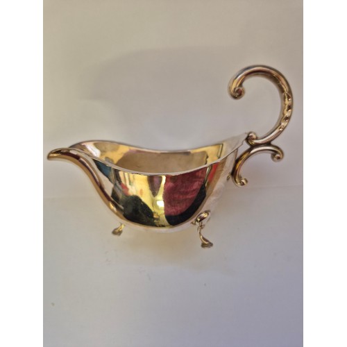 78 - English Sterling silver sauce or gravy boat Birm 1968 and a sterling silver ladle Birm 1969 - 166 gr... 